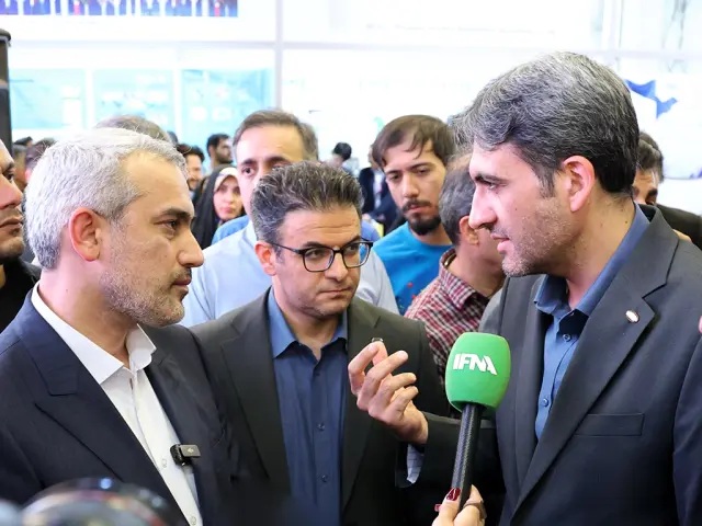 «وزیر امور اقتصادی و دارایی در حال بازدید از غرفه ایرانسل در نمایشگاه الکامپ»