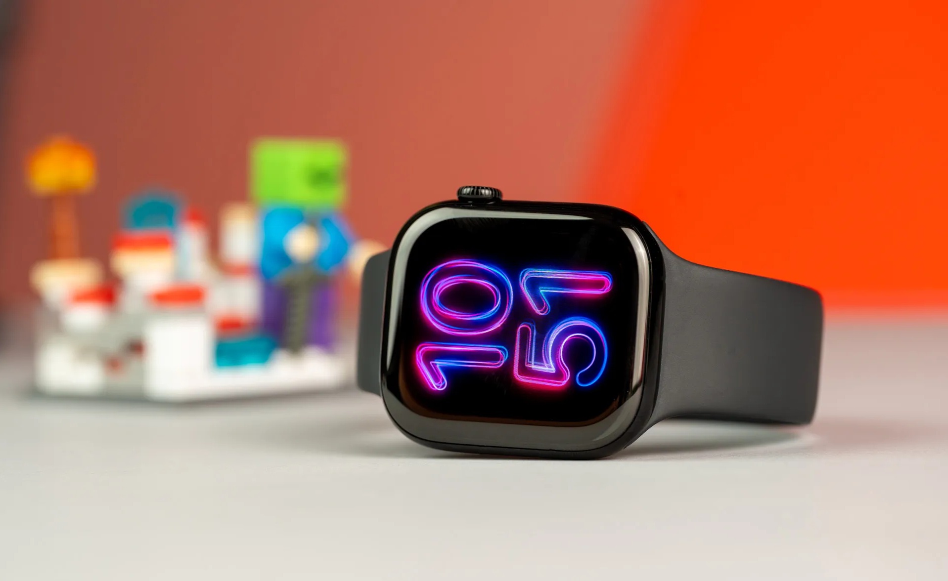 «تصویر اپل واچ سری ۱۱ با بند اسپرت مشکی و نمایشگر روشن»