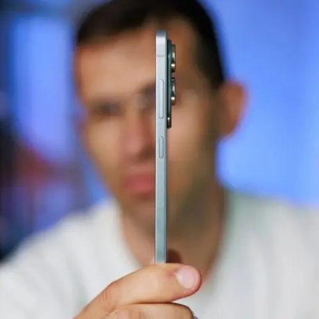 «مردی در حال بررسی باریکی یک گوشی هوشمند»