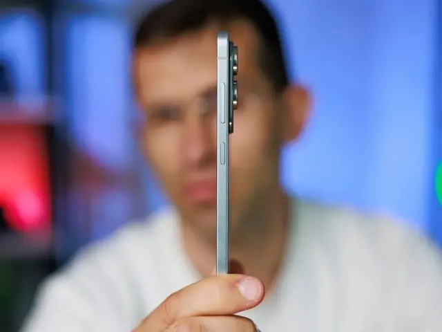 «مردی در حال بررسی باریکی یک گوشی هوشمند»