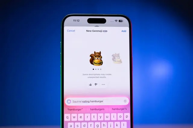 «نمایی از آیفون با صفحه‌ای که رابط کاربری هوش مصنوعی را نمایش می‌دهد»